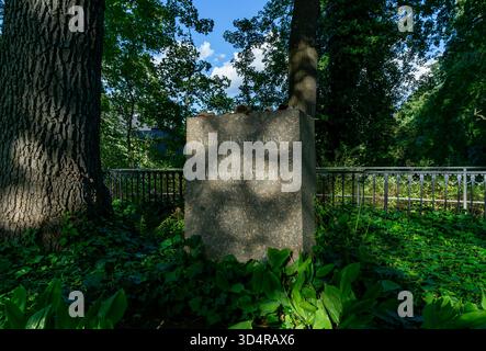 Das historische Grab von Heinrich von Kleist und Henriette Vogel im Kleist-Gedächtnispark bei Wannsee, Berlin. Kleistdenkmal, Kleist Denkmal. Stockfoto