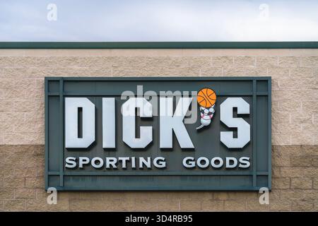DeWitt, NY – 8. November 2025: DICK’s Sporting Goods ist ein nationaler Einzelhändler, der Sportausrüstung, Bekleidung und Dienstleistungen in Verkaufsräumen an mehr als 700 US-amerikanischen Standorten anbietet Stockfoto