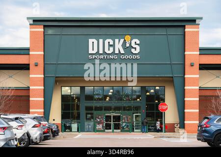 DeWitt, NY – 8. November 2025: DICK’s Sporting Goods ist ein nationaler Einzelhändler, der Sportausrüstung, Bekleidung und Dienstleistungen in Verkaufsräumen an mehr als 700 US-amerikanischen Standorten anbietet Stockfoto