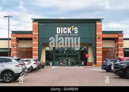 DeWitt, NY – 8. November 2025: DICK’s Sporting Goods ist ein nationaler Einzelhändler, der Sportausrüstung, Bekleidung und Dienstleistungen in Verkaufsräumen an mehr als 700 US-amerikanischen Standorten anbietet Stockfoto