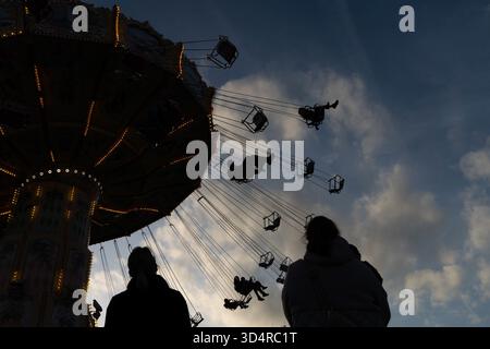 Hochheim, Hessen, Deutschland. November 2025. Besucher fahren auf einer Schaukel auf dem Hochheimer Markt in Hochheim, Deutschland. Die traditionelle Herbstmesse findet seit über 500 Jahren statt. (Kreditbild: © Matias Basualdo/ZUMA Press Wire) NUR REDAKTIONELLE VERWENDUNG! Nicht für kommerzielle ZWECKE! Stockfoto