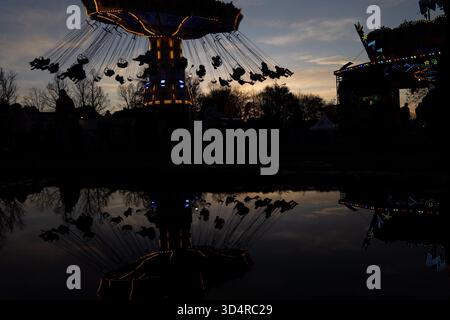 Hochheim, Hessen, Deutschland. November 2025. Besucher fahren auf einer Schaukel während des Hochheimer Marktes bei Sonnenuntergang in Hochheim, Deutschland. Die traditionelle Herbstmesse findet seit über 500 Jahren statt. (Kreditbild: © Matias Basualdo/ZUMA Press Wire) NUR REDAKTIONELLE VERWENDUNG! Nicht für kommerzielle ZWECKE! Stockfoto