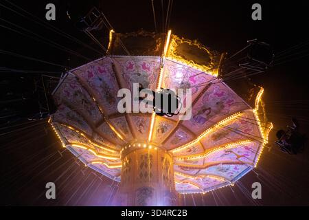 Hochheim, Hessen, Deutschland. November 2025. Besucher fahren auf einer Schaukel auf dem Hochheimer Markt in Hochheim, Deutschland. Die traditionelle Herbstmesse findet seit über 500 Jahren statt. (Kreditbild: © Matias Basualdo/ZUMA Press Wire) NUR REDAKTIONELLE VERWENDUNG! Nicht für kommerzielle ZWECKE! Stockfoto