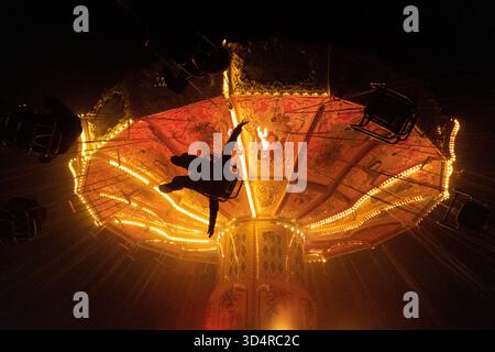 Hochheim, Hessen, Deutschland. November 2025. Besucher fahren auf einer Schaukel auf dem Hochheimer Markt in Hochheim, Deutschland. Die traditionelle Herbstmesse findet seit über 500 Jahren statt. (Kreditbild: © Matias Basualdo/ZUMA Press Wire) NUR REDAKTIONELLE VERWENDUNG! Nicht für kommerzielle ZWECKE! Stockfoto