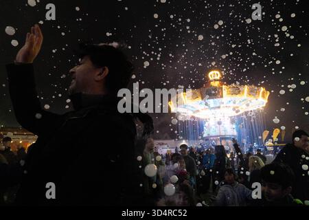 Hochheim, Hessen, Deutschland. November 2025. Auf dem Hochheim-Markt in Hochheim spielen die Menschen mit Seifenblasen. Die traditionelle Herbstmesse findet seit über 500 Jahren statt. (Kreditbild: © Matias Basualdo/ZUMA Press Wire) NUR REDAKTIONELLE VERWENDUNG! Nicht für kommerzielle ZWECKE! Stockfoto