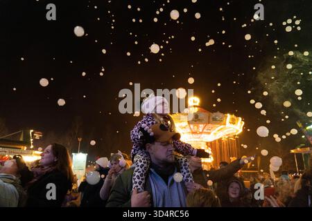 Hochheim, Hessen, Deutschland. November 2025. Auf dem Hochheim-Markt in Hochheim spielen die Menschen mit Seifenblasen. Die traditionelle Herbstmesse findet seit über 500 Jahren statt. (Kreditbild: © Matias Basualdo/ZUMA Press Wire) NUR REDAKTIONELLE VERWENDUNG! Nicht für kommerzielle ZWECKE! Stockfoto