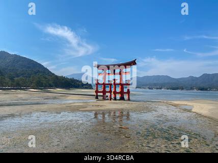 Japan, Miyajima oder Itsukushima, eine semirurale Insel mit einem berühmten schwimmenden Schrein mit einem riesigen roten Torii-Tor. Stockfoto