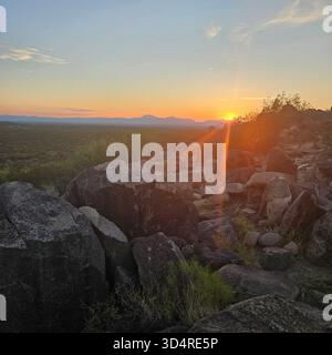 Golden Desert Sunset vom Petroglyph Trail in Three Rivers, New Mexico Stockfoto