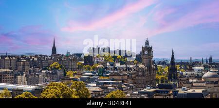Panoramablick auf die Altstadt und Neustadt von Edinburgh vom Calton Hill aus. Ein UNESCO-Weltkulturerbe Stockfoto