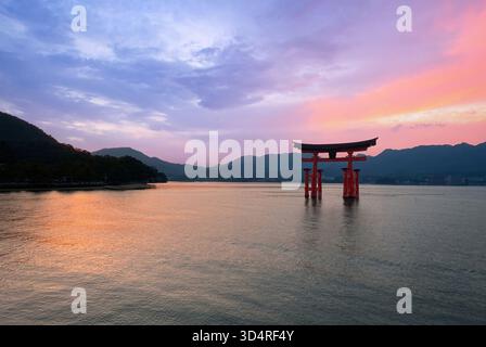 Japan, Miyajima oder Itsukushima, eine semirurale Insel mit einem berühmten schwimmenden Schrein mit einem riesigen roten Torii-Tor. Stockfoto