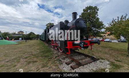 Alte Dampflokomotive im Park im Freien Stockfoto