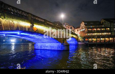 Brücke Saint Martin während des Straßburger Weihnachtsmarktes im Elsass, Frankreich Stockfoto