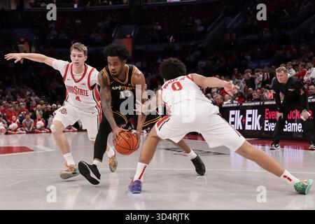 Columbus, Ohio, USA. November 2025. Kasen Jennings (13) fährt zwischen Ohio State Buckeyes Guard Gabe Cupps (4) und Ohio State Buckeyes Guard John Mobley Jr. (0) während des Spiels zwischen den Appalachian State Mountaineers und den Ohio State Buckeyes in der Value City Arena in Columbus, Ohio. (Kreditbild: © Scott Stuart/ZUMA Press Wire) NUR REDAKTIONELLE VERWENDUNG! Nicht für kommerzielle ZWECKE! Stockfoto