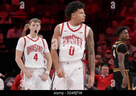 Columbus, Ohio, USA. November 2025. John Mobley Jr. (0) und Gabe Cupps (4) reagieren auf Mobleys drei-Punkte-Schuss während des Spiels zwischen den Appalachian State Mountaineers und den Ohio State Buckeyes in der Value City Arena in Columbus, Ohio. (Kreditbild: © Scott Stuart/ZUMA Press Wire) NUR REDAKTIONELLE VERWENDUNG! Nicht für kommerzielle ZWECKE! Stockfoto