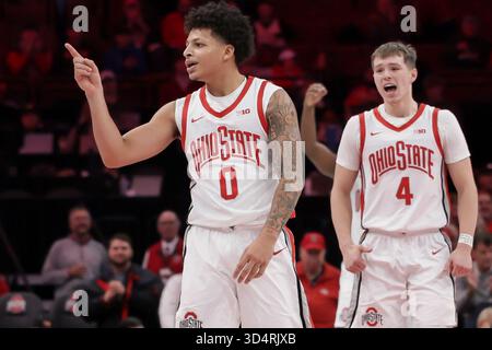 Columbus, Ohio, USA. November 2025. John Mobley Jr. (0) und Gabe Cupps (4) reagieren auf Mobleys drei-Punkte-Schuss während des Spiels zwischen den Appalachian State Mountaineers und den Ohio State Buckeyes in der Value City Arena in Columbus, Ohio. (Kreditbild: © Scott Stuart/ZUMA Press Wire) NUR REDAKTIONELLE VERWENDUNG! Nicht für kommerzielle ZWECKE! Stockfoto