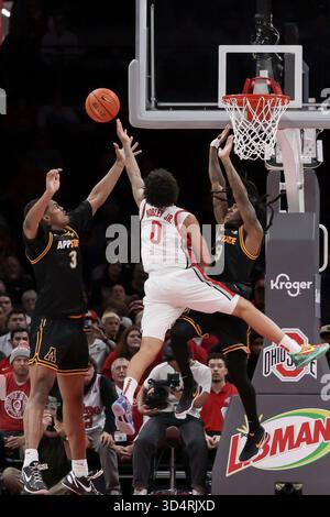 Columbus, Ohio, USA. November 2025. John Mobley Jr. (0) fährt zwischen den Appalachian State Mountaineers Center Luke Wilson (3) und Jalen tot (9) während des Spiels zwischen den Appalachian State Mountaineers und den Ohio State Buckeyes in der Value City Arena in Columbus, Ohio. (Kreditbild: © Scott Stuart/ZUMA Press Wire) NUR REDAKTIONELLE VERWENDUNG! Nicht für kommerzielle ZWECKE! Stockfoto