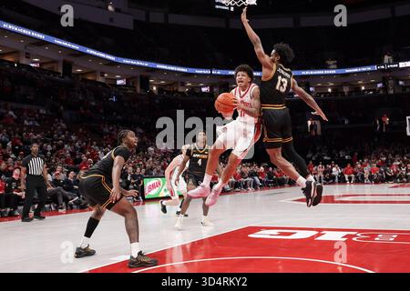 Columbus, Ohio, USA. November 2025. John Mobley Jr. (0), der sich im Spiel zwischen den Appalachian State Mountaineers und den Ohio State Buckeyes in der Value City Arena in Columbus, Ohio, gegen Kasen Jennings (13) ausspricht. (Kreditbild: © Scott Stuart/ZUMA Press Wire) NUR REDAKTIONELLE VERWENDUNG! Nicht für kommerzielle ZWECKE! Stockfoto