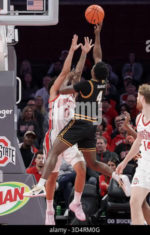 Columbus, Ohio, USA. November 2025. Eren Banks (4), der Wächter der Appalachian State Mountaineers, schwingt einen Schuss über den Wächter John Mobley Jr. (0), während des Spiels zwischen den Appalachian State Mountaineers und den Ohio State Buckeyes in der Value City Arena in Columbus, Ohio. (Kreditbild: © Scott Stuart/ZUMA Press Wire) NUR REDAKTIONELLE VERWENDUNG! Nicht für kommerzielle ZWECKE! Stockfoto