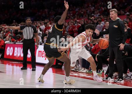 Columbus, Ohio, USA. November 2025. John Mobley Jr. (0) fährt um die Appalachian State Mountaineers und Eren Banks (4) während des Spiels zwischen den Appalachian State Mountaineers und den Ohio State Buckeyes in der Value City Arena in Columbus, Ohio. (Kreditbild: © Scott Stuart/ZUMA Press Wire) NUR REDAKTIONELLE VERWENDUNG! Nicht für kommerzielle ZWECKE! Stockfoto