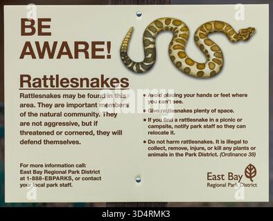 Hayward, Kalifornien, USA - 12. Oktober 2025: Warnschild für Klapperschlangen im Garin Regional Park. Stockfoto
