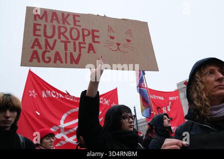 Warschau, Woiwodschaft Masowien, Polen. November 2025. Ein Demonstrant hält ein Plakat mit der Aufschrift "Make Europe antifa again" in der Hand, als Hunderte marsch in Warschaus jährlicher antifaschistischer Straßendemonstration gegen den Unabhängigkeitsmarsch (Polnisch: Marsz NiepodlegÅ‚oÅ ci), ein massiver nationalistischer marsch durch Warschau, der jährlich von rechtsextremen Gruppen organisiert wird, um den polnischen Unabhängigkeitstag zu feiern. (Kreditbild: © Roman Koziel/ZUMA Press Wire) NUR REDAKTIONELLE VERWENDUNG! Nicht für kommerzielle ZWECKE! Stockfoto