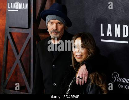 New York, Usa. November 2025. Billy Bob Thornton und Connie Angland kommen am Dienstag, den 11. November 2025 in New York City auf dem roten Teppich zur Premiere von Paramount 'Landman' Staffel 2 in Alice Tully Hall, Lincoln Center, an. Foto: John Angelillo/UPI Credit: UPI/Alamy Live News Stockfoto
