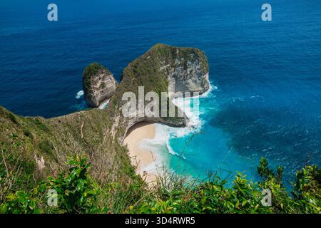 Kelingking Beach ist einer der malerischsten und atemberaubendsten Strände in Nusa Penida Stockfoto