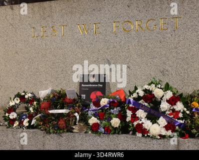Sydney, Australien.11. November 2025. Kränze und Blumensträuße werden vor dem World war I Memorial am Martin Square platziert, um den Gedenktag am 11. November 2025 in Sydney, Australien, zu begehen. Quelle: Bo Wenwen/China News Service/Alamy Live News Stockfoto