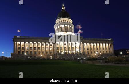 State Capitol beleuchtet in der Abenddämmerung mit grünem Gras im Vordergrund Stockfoto
