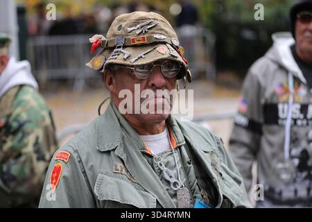 New York, NY, USA. November 2025. NEW YORK, NEW YORK ''“ 11. NOVEMBER 2025: Tausende von Zuschauern, die amerikanische Flaggen schwenken, säumten die Fifth Avenue, um die jährliche New York City Veterans Day Parade zu feiern. Die diesjährige Parade feierte den 250. Jahrestag des United States Marine Corps, mit stolzen Mitgliedern des Militärs, Veteranen, Militärbands und patriotischen Ausstellungen, die den amerikanischen Verteidigern Tribut zollten. (Kreditbild: © Luiz Rampelotto/ZUMA Press Wire) NUR REDAKTIONELLE VERWENDUNG! Nicht für kommerzielle ZWECKE! Stockfoto