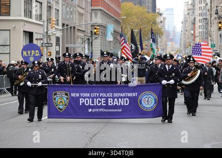 New York, USA. November 2025. NEW YORK, NEW YORK – 11. NOVEMBER 2025: Die NYPD Band mit Thousands von Zuschauern, die amerikanische Flaggen schwenkten, säumte die Fifth Avenue, um die jährliche New York City Veterans Day Parade zu feiern. Die diesjährige Parade feierte den 250. Jahrestag des United States Marine Corps, mit stolzen Mitgliedern des Militärs, Veteranen, Militärbands und patriotischen Ausstellungen, die den amerikanischen Verteidigern Tribut zollten. (Foto: Luiz Rampelotto/EuropaNewswire/SIPA USA) Credit: SIPA USA/Alamy Live News Stockfoto