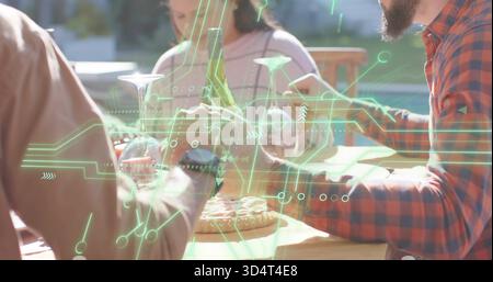 Wir treffen vier Erwachsene mit Pizza und Wein am Holztisch im Hinterhof, rotes Karo, grüne AR-Überzüge Stockfoto
