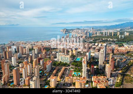 Blick aus der Vogelperspektive auf die Skyline von Benidorm, gefüllt mit hohen Türmen entlang der Küste. Helles, sonniges Wetter und klares Meer machen diese spanische Stadt zu einem beliebten Touristenziel. Stockfoto
