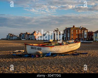 An der Schindelküste von Aldeburgh liegen angelegte Fischerboote bei schlechtem Morgenlicht Stockfoto