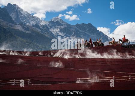 Lijiang, China - 14. Oktober 2025: Lijiang Impressions Show im Freien. Eine beliebte Attraktion bei Touristen. Stockfoto