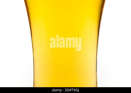 Ein Glas Bier wird in einem sehr klaren Bild gezeigt. Das Glas ist fast leer, es ist nur noch eine geringe Menge Flüssigkeit übrig. Das Konzept der Leere und Soli Stockfoto