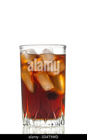 Ein Glas Eistee mit Eiswürfeln darin. Das Glas ist halb voll und die Eiswürfel sind im ganzen Getränk verstreut. Das Konzept von Erfrischung und Rela Stockfoto