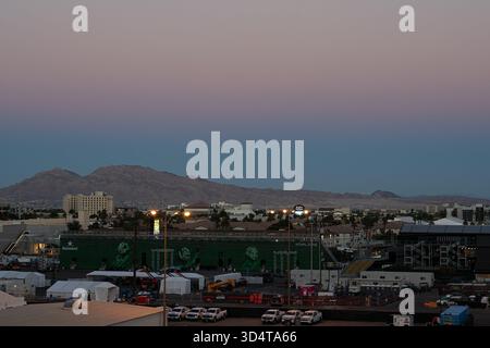 LAS VEGAS, NEVADA, USA. - 9. NOVEMBER 2025. Ein großer Blick auf die Skyline von Las Vegas und die umliegenden Berge in der Abenddämmerung, mit F1 Grand Prix Infrastruktur-Besuchern Stockfoto