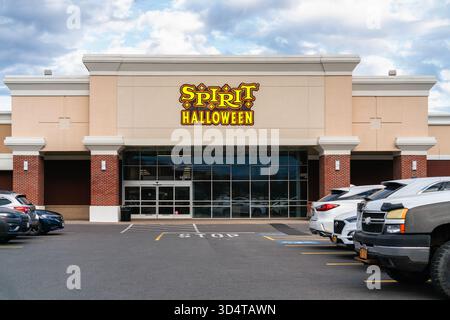 DeWitt, NY - 8. November 2025: Spirit Halloween ist ein saisonaler Händler, der Kostüme, Dekor und Animatronics in über 1.600 Pop-up-Stores anbietet Stockfoto