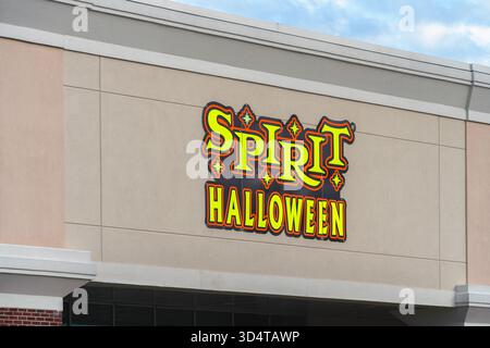 DeWitt, NY - 8. November 2025: Spirit Halloween ist ein saisonaler Händler, der Kostüme, Dekor und Animatronics in über 1.600 Pop-up-Stores anbietet Stockfoto
