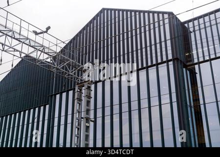 Modernes Bürogebäude mit Glasfassade. Architektonische Details eines modernen Gebäudes. Stockfoto