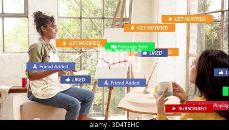 Malerin mit Schürze in der Staffelei im Atelier, mit Palette und Pinsel, Overlays Stockfoto