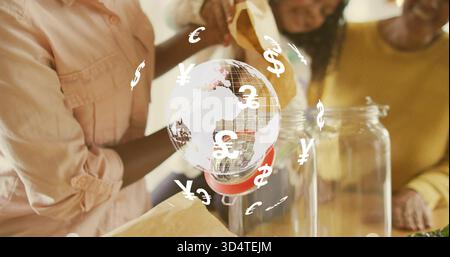 Mutter in rosafarbenes Hemd gießen, Bargeld aus dem Umschlag in Gläser am Heimtisch hinzufügen, Globus-Grafik Stockfoto