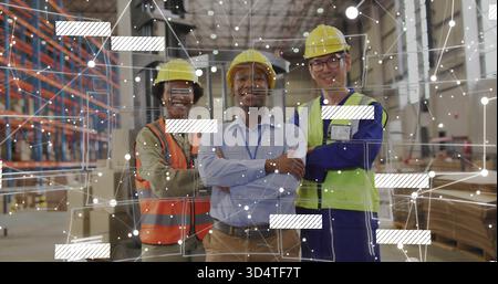 Drei Arbeiter im Lager mit gelben Schutzhüten und Warnwesten, die AR-Überzüge zeigen Stockfoto