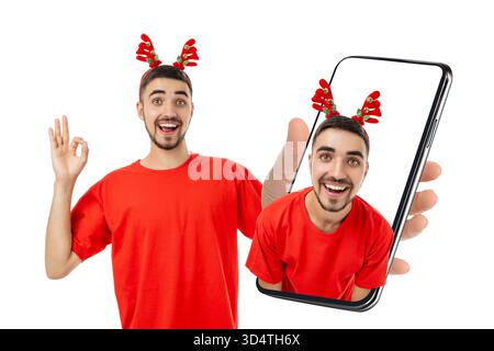 Mann in einem roten Hemd mit Geweih, lächelnd, isoliert, PNG Stockfoto