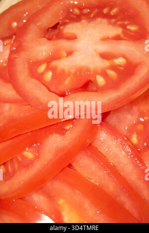 Nahaufnahme geschnittener roter Tomaten Stockfoto
