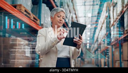 Logistik, Tablet und Frau mit Datenüberlagerung im Lager für Bestandskennzahlen, Lagerbestand oder Planung. Technologie, ausgereifte Mitarbeiter und Speichermanagement Stockfoto