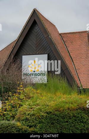 Morrisons Supermarkt-Schild an einer großen Filiale des Ladens in Newport auf der isle of wight Nahaufnahme. Morrisons Supermarkt-Logo oder Logo-Banner. Stockfoto