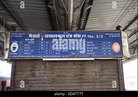 SAWAI MADHOPUR, RAJASTHAN, INDIEN - 2. FEBRUAR 2024 die India Railways Sawai Madhopur Junction Railway Station SWM Stockfoto
