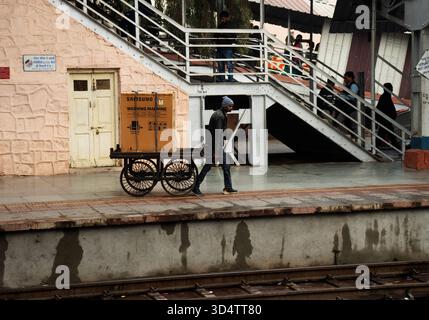 SAWAI MADHOPUR, RAJASTHAN, INDIEN - 2. FEBRUAR 2024 die India Railways Sawai Madhopur Junction Railway Station SWM Stockfoto